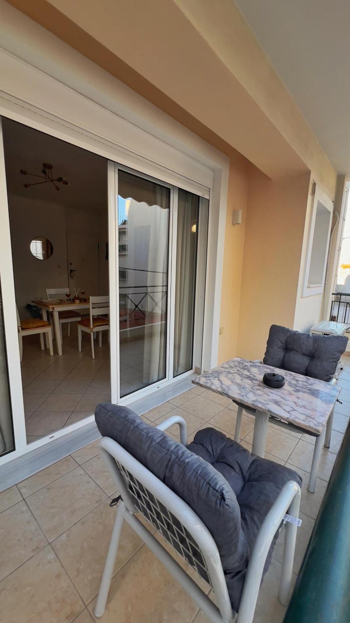 H&H Cozy Retreat Apartment Pireu Exterior foto